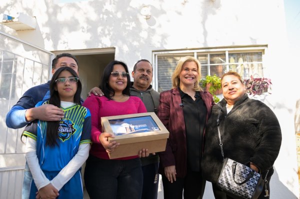 Maru Campos entrega vivienda a familia juarense en situación de vulnerabilidad