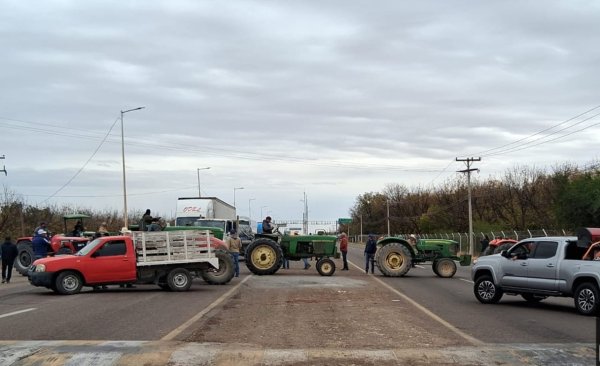 Campesinos bloquean totalmente la carretera  Jiménez - Zavalza
