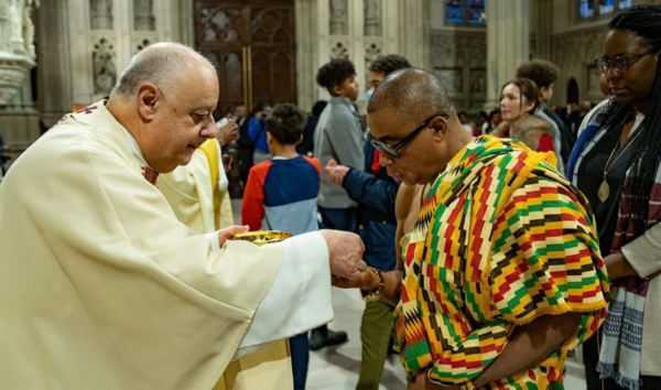 Asistencia a iglesias hispanas de EU se reduce por temor a las deportaciones, según estudio