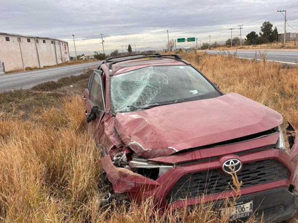 Camioneta vuelca tras choque en la carretera Juárez–Chihuahua; dos lesionados