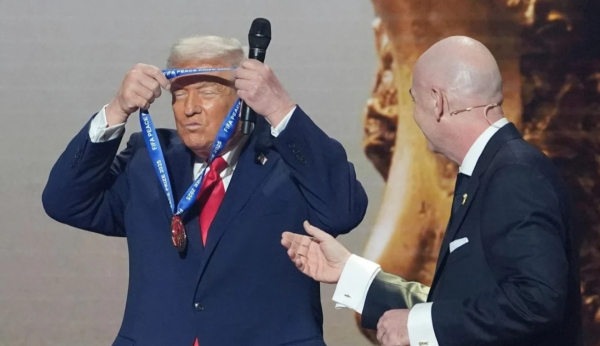 Trump recibe el nuevo premio de la paz de la FIFA durante el sorteo de la Copa Mundial de 2026