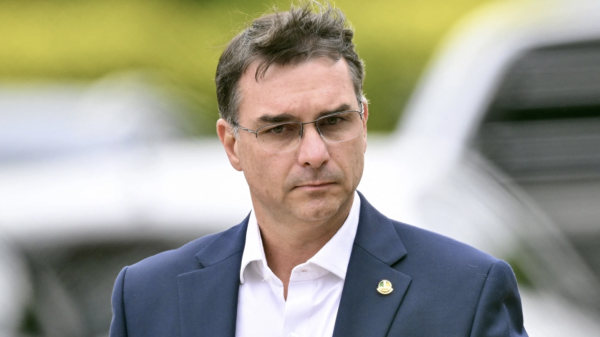 Flávio Bolsonaro, hijo del expresidente de Brasil, se postula para las elecciones de 2026