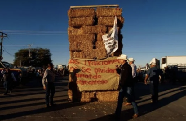 Estiman pérdidas de 100 millones de pesos diarios por bloqueo en garita Mexicali-Calexico