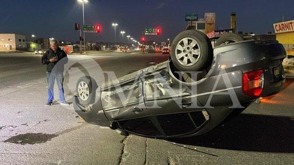 Volcadura por choque en cruce de Prieto Luján y Antoni Quinn; semáforos están descompuestos