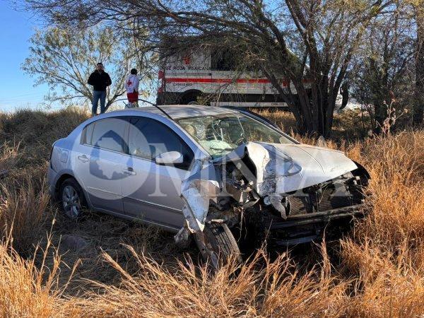 Conductor vuelca su vehículo en la carretera Santa Eulalia–Delicias