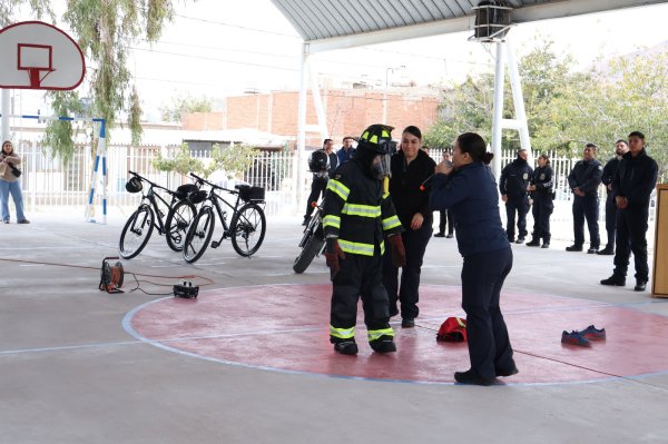 Previene Bomberos a estudiantes a ponerse a salvo en caso de siniestro en casa