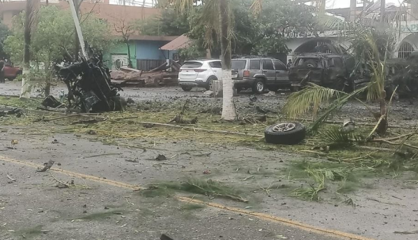 Explota automóvil frente a comandancia de policía comunitaria en Michoacán; reportan un muerto y 10 heridos