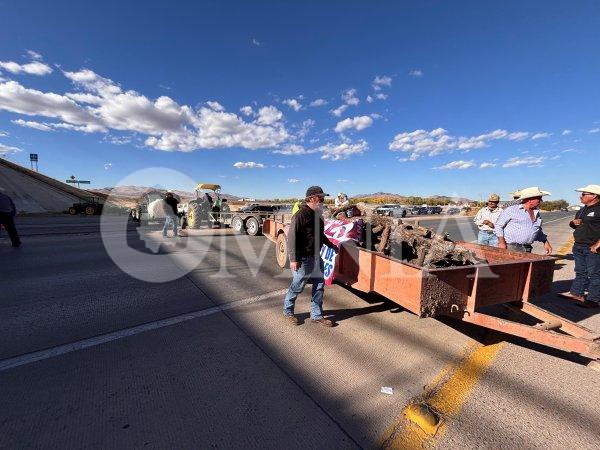 Campesinos mantienen bloqueo intermitente en la carretera Chihuahua–Aldama contra la nueva Ley de Aguas