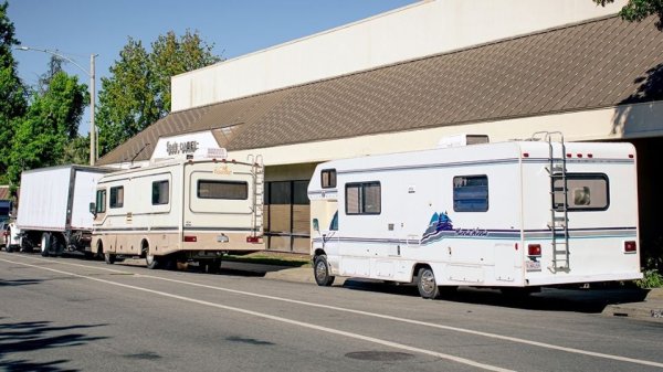 Patrulla fronteriza de Texas detiene a 43 migrantes hacinados en casa rodante, entre ellos mexicanos