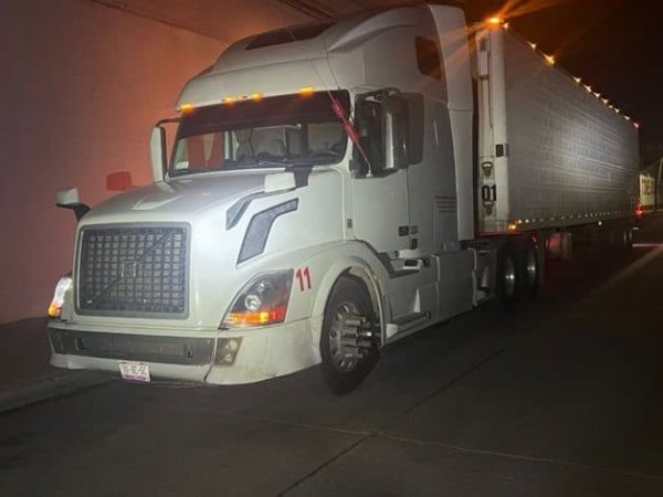 Detienen a dos sujetos con más de 300 kg de metanfetamina oculta en un tráiler, en Los Mochis