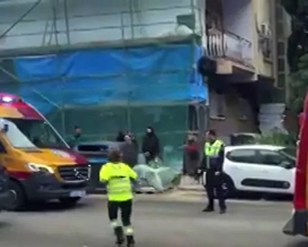 Muere una mujer de 48 años tras caer desde un décimo, con sus dos hijos de 3 años