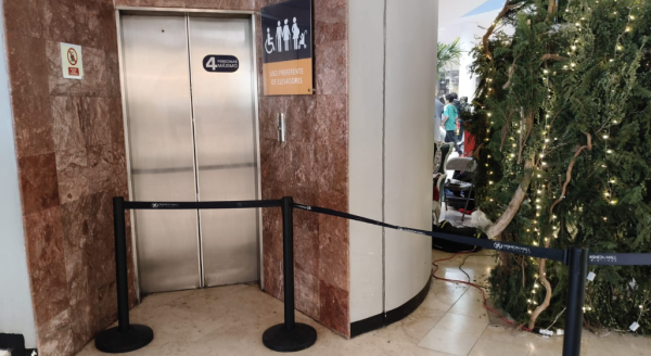 A reventar y sin elevador: Denuncian fallas en Fashion Mall en plena temporada navideña