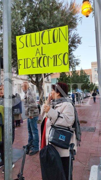 Se manifiestan jubilados y pensionados de la UACH, cierran calle Escorza