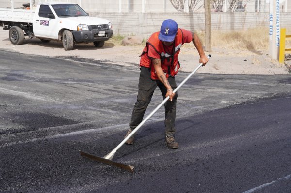 Mejora Municipio carpeta asfáltica en salida a Cuauhtémoc y acceso a Labor de Terrazas