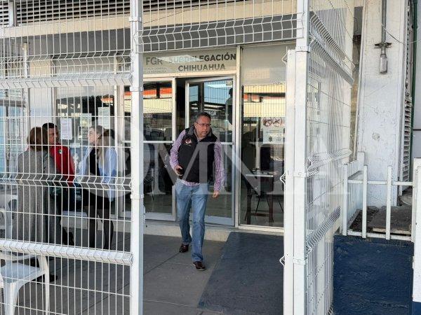 Acuden abogados de Duarte a la delegación de la FGR tras su detención