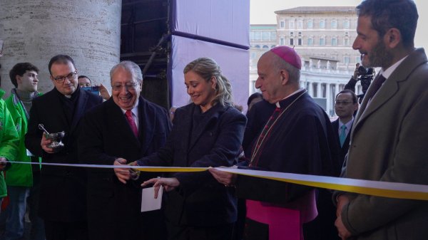 Maru Campos inaugura con nacimiento rarámuri exposición de 100 pesebres en el Vaticano