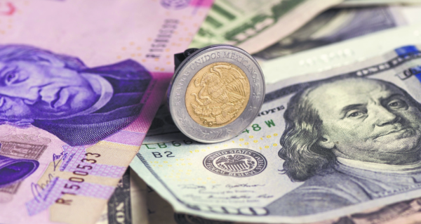 Peso mexicano se deprecia contra el dólar tras tocar su mejor nivel del año