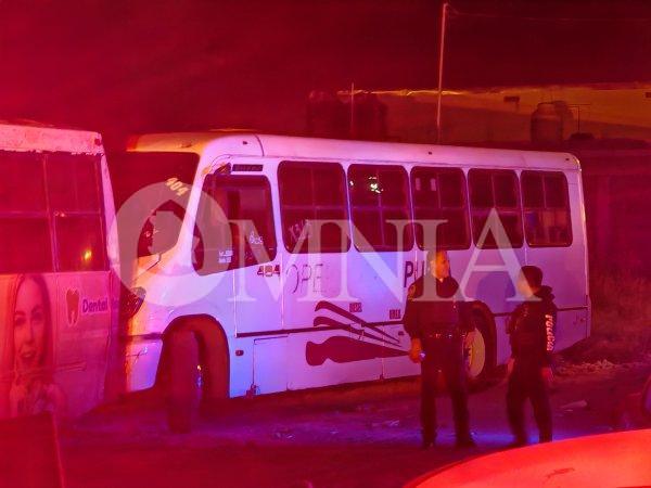 Muere chófer a bordo de camión urbano frente a su casa