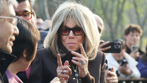 La primera dama de Francia recibe críticas por insultar a un grupo de feministas