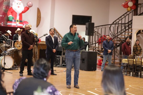 Acude Presidente Cruz Pérez Cuéllar a posada de líderes de mercados