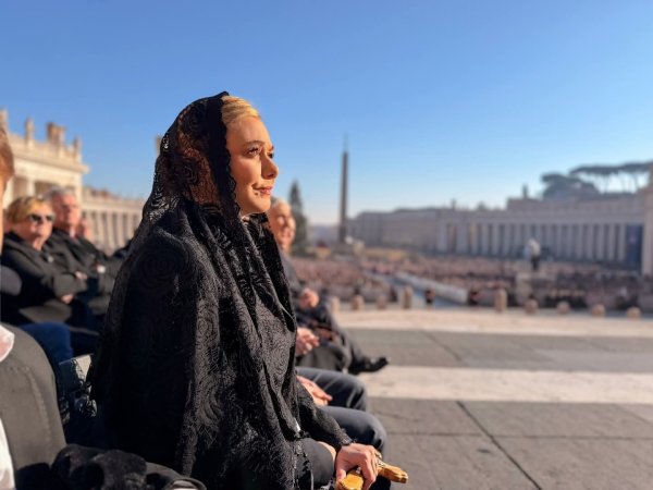 Entrega Maru Campos obsequios chihuahuenses al Papa durante Audiencia General