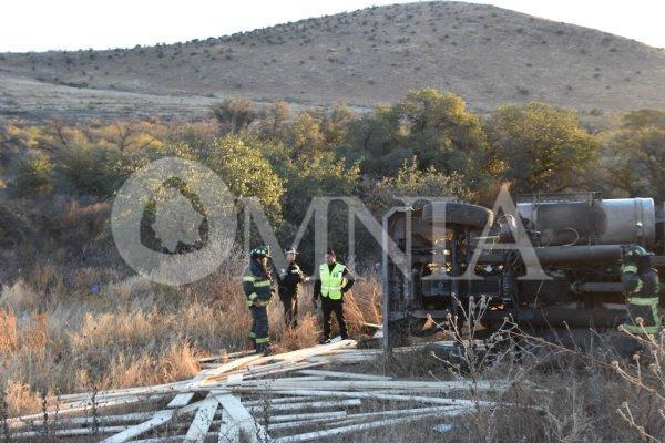 Vuelca trailer en las curvas del perico, muere el copiloto