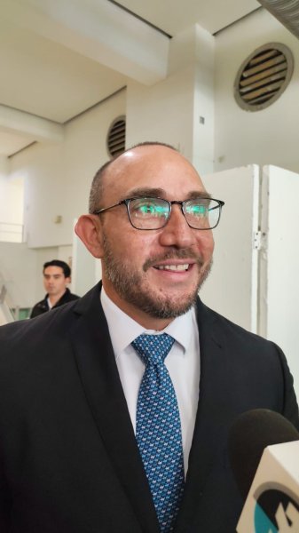 Llega Gil Baeza a comparecencia de diputados locales