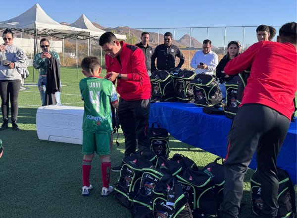 Otorga SSPE apoyo de uniformes a equipo infantil de futbol