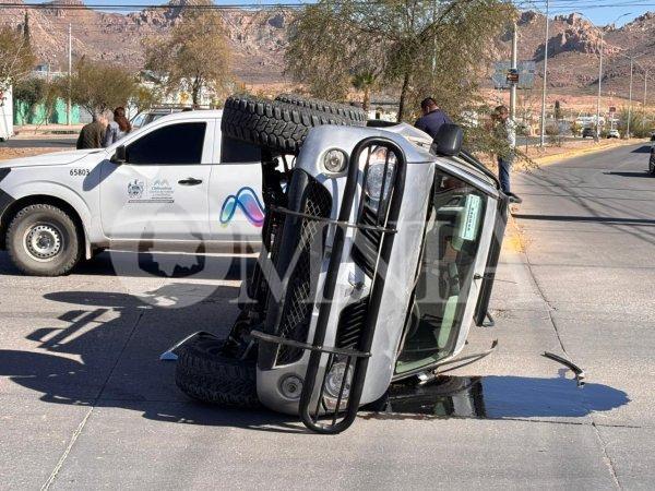 Omite alto y provoca choque volcadura en la Dostoyevsky