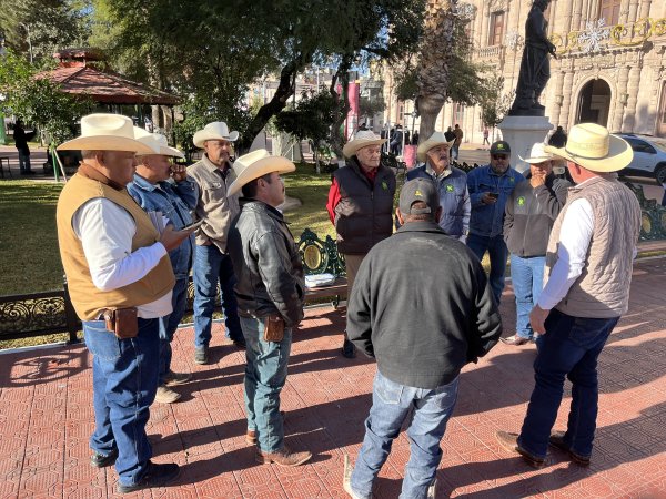 Acusan campesinos de traición a diputados de Morena por reforma de Aguas