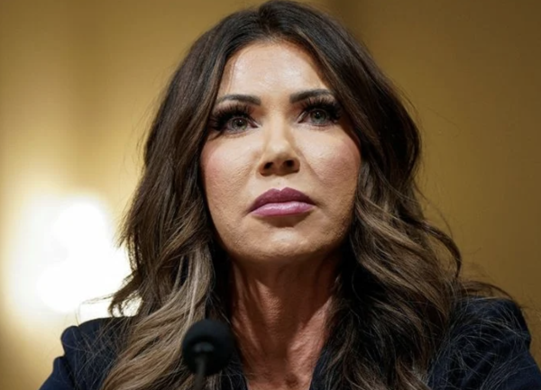 Demócratas piden la renuncia de Kristi Noem por políticas migratorias