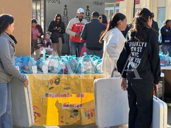 Jardín de Niños “Albino Mireles” lleva proyecto “Regalando Sonrisas” al primer Cuadro de la Ciudad