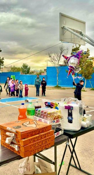 Regala Carla Rivas tamales a vecinos de la colonia Mármol en su posada navideña