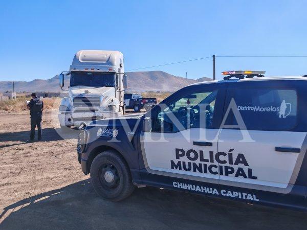Localizan tráiler robado en brecha entre El Mimbre y Puerta de Chihuahua; un detenido