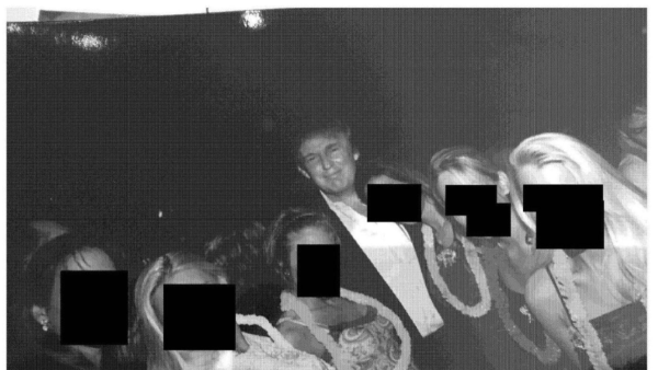 Los demócratas revelan nuevas fotos de Jeffrey Epstein junto a Trump