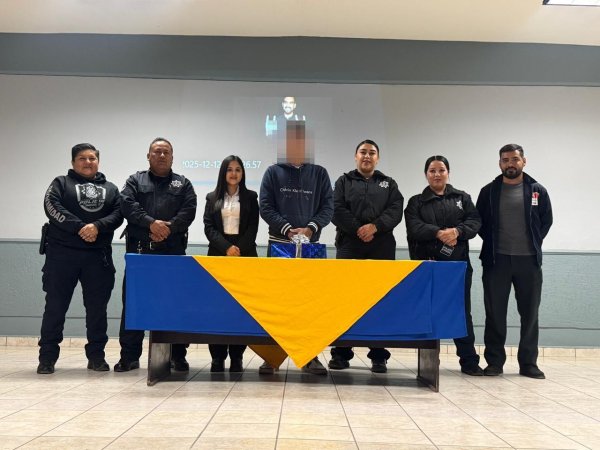 Entrega SSPE tablet de apoyo a estudiante con discapacidad del CBTA 147 en Meoqui