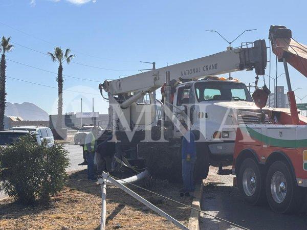 Accidente de grúa provoca caos vial en el Periférico de la Juventud