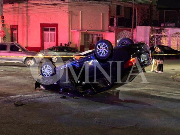 Vuelca vehículo en la colonia Obrera; conductor resulta ileso