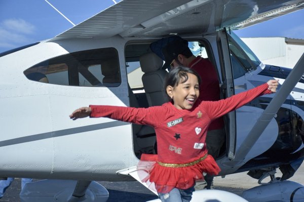 Niños de casas hogares cumplen deseo de volar en el evento 