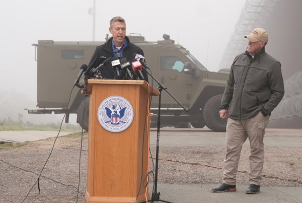 EE.UU. pide a los migrantes que están ilegalmente en el país que se “vayan a casa”