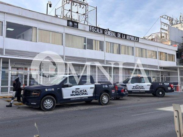 Presentan ante la FGR armamento y droga asegurados en Aquiles Serdán