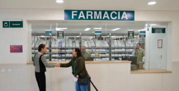 Sheinbaum hace visita sorpresa a hospital del IMSS en medio de quejas por desabasto de medicamentos