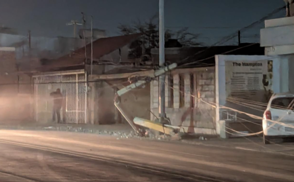 Camión se impacta contra poste y provoca daños en vivienda al sur de la ciudad