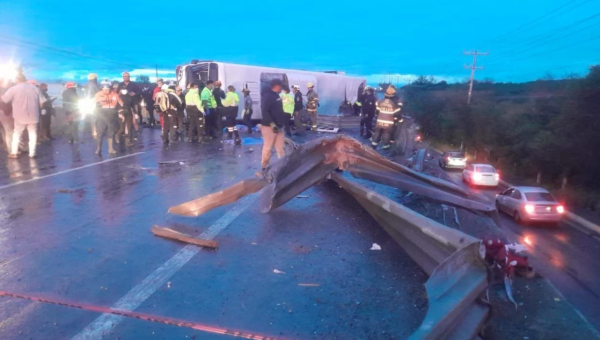 Volcadura de camión de pasajeros en Apodaca, Nuevo León, deja ocho muertos