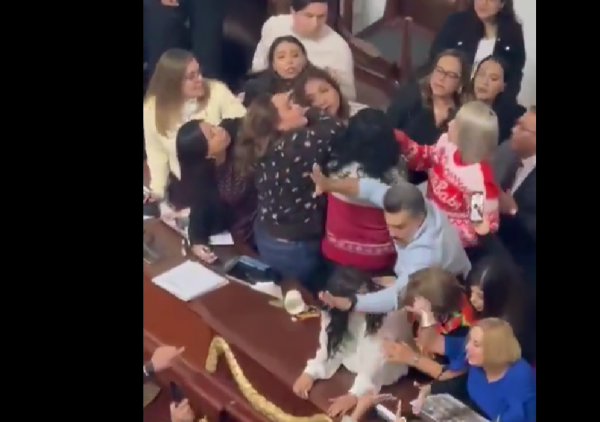 ¡Se arma la campal! Pelea y jaloneo de cabello en el Congreso de la CDMX