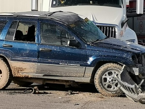 Tráiler choca contra camioneta en carretera Juárez-Chihuahua; muere un hombre