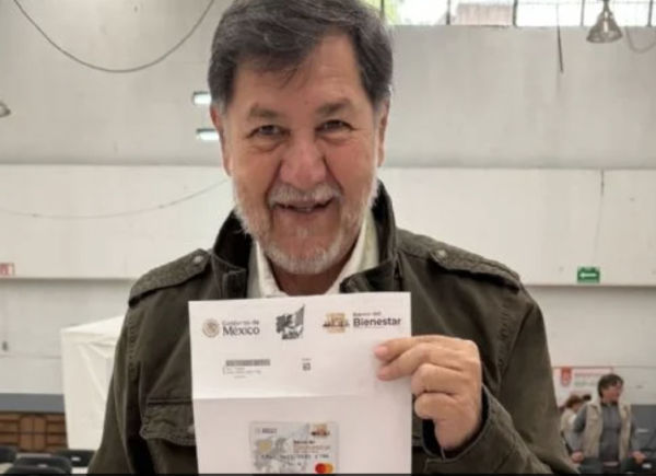 Noroña presume su tarjeta del Bienestar para adultos mayores