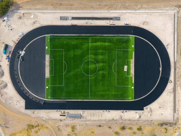 Presenta Obras Públicas avances en pista de atletismo y cancha de fútbol en Delicias