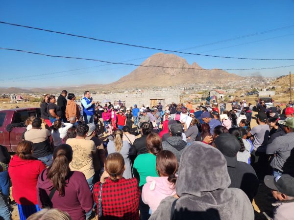 Se reúne JMAS Chihuahua con vecinos del asentamiento Ampliación La Noria para mejorar el suministro de agua potable