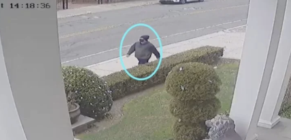 Autoridades difunden nuevas imágenes del sospechoso del tiroteo en la Universidad Brown